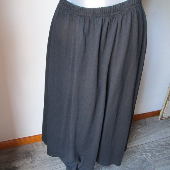 Lightwweight polyester black skirt with pockets. Hanes medium size, 31 inch. - Picture 2 of 10